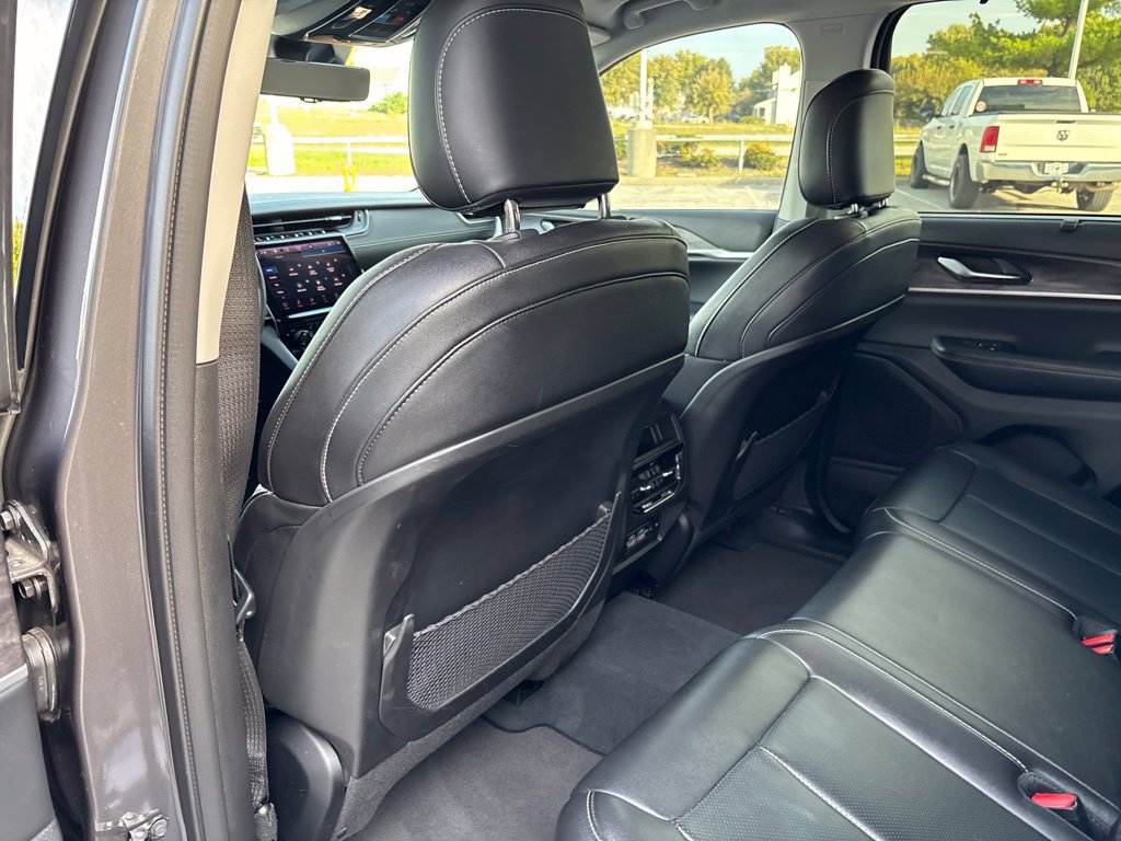 Used 2023 Jeep Grand Cherokee Limited w/ Luxury Tech Group II RWD image 13