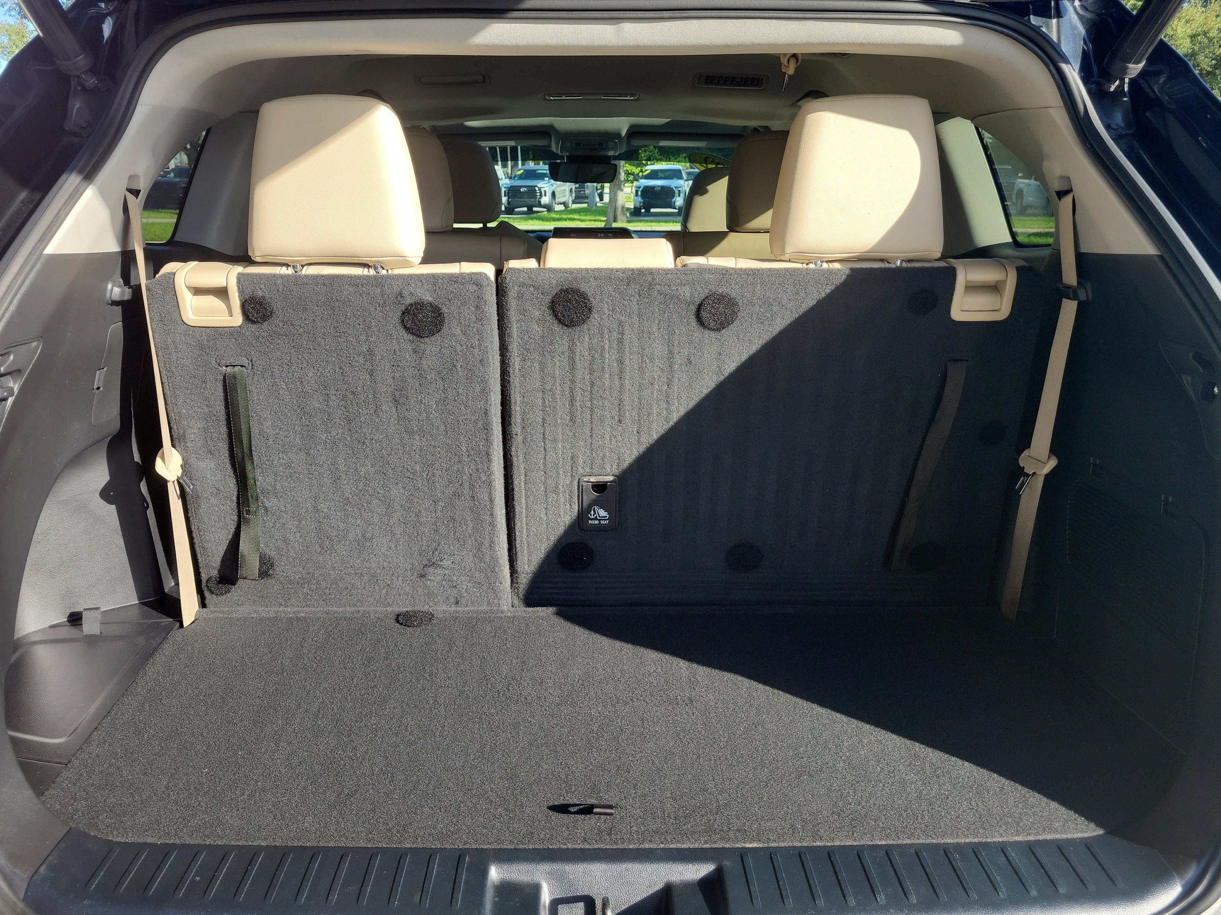 Used 2022 Toyota Highlander XLE FWD image 11