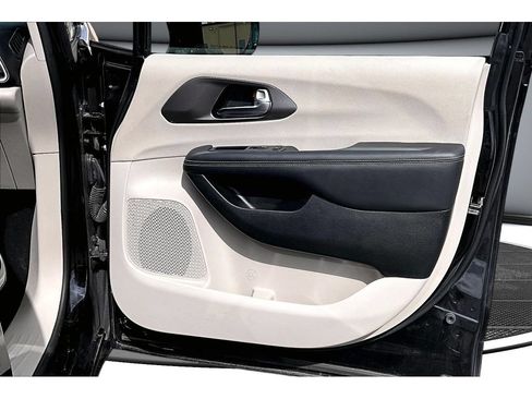 Used 2024 Chrysler Pacifica Touring-L FWD image 48
