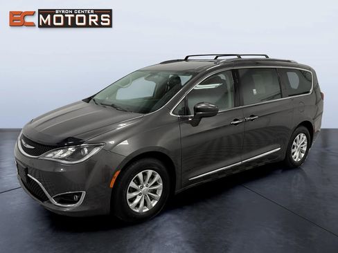 Used 2018 Chrysler Pacifica Touring-L FWD image 1