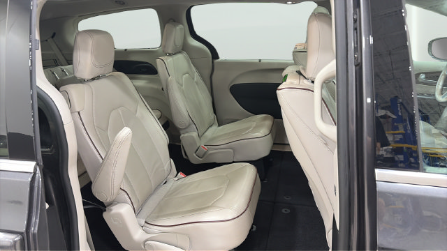 Used 2017 Chrysler Pacifica Limited w/ UConnect Theater Package FWD image 19