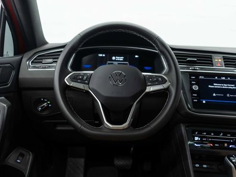 Used 2024 Volkswagen Tiguan SE w/ Panoramic Sunroof Package image 14