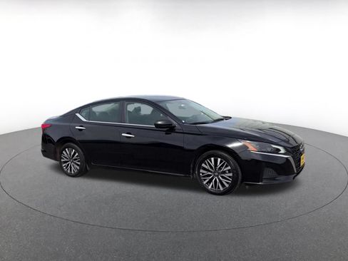 Used 2025 Nissan Altima 2.5 SV FWD image 2