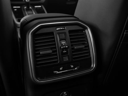 Used 2025 Porsche Macan image 35