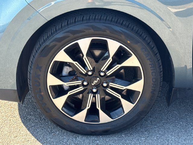 Used 2024 Kia Carnival EX FWD image 32