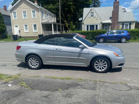 Used 2011 Chrysler 200 Touring FWD image 8