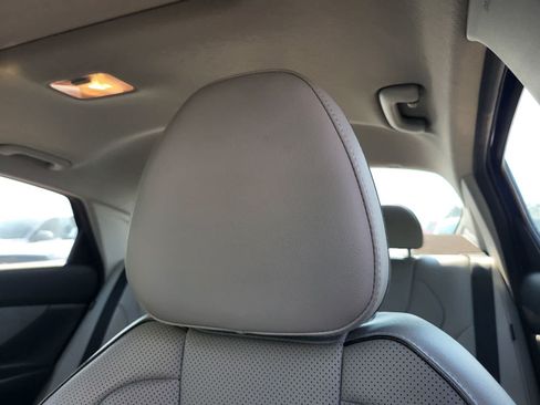 Used 2025 Hyundai Elantra Limited FWD image 12