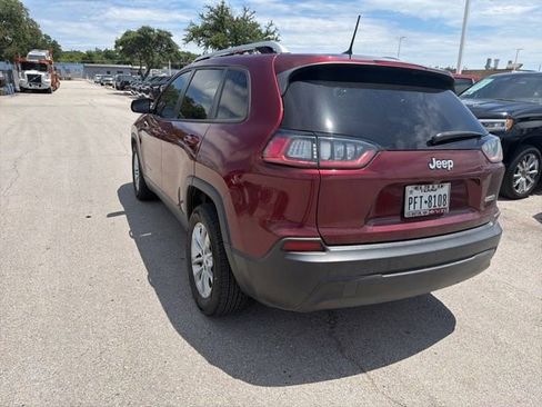 Used 2021 Jeep Cherokee Latitude FWD image 3