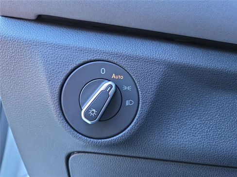 Used 2026 Volkswagen Jetta SE FWD image 14