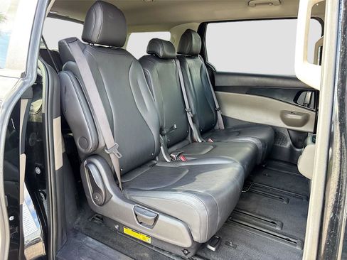 Used 2025 Kia Carnival FWD image 28