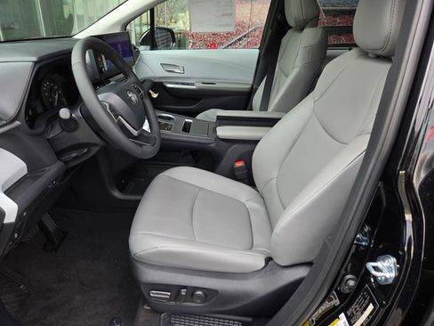 Certified 2026 Toyota Sienna XLE image 15