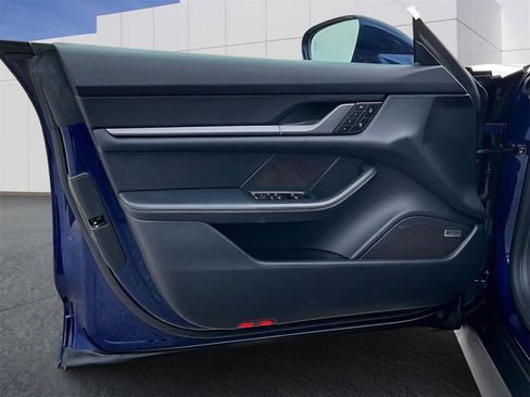 Used 2025 Porsche Taycan image 19