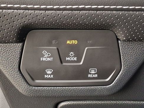 Used 2025 Volkswagen Atlas SE image 23