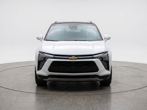 Used 2025 Chevrolet Blazer LT FWD image 2