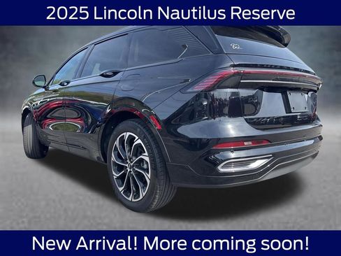 Used 2025 Lincoln Nautilus Reserve image 3