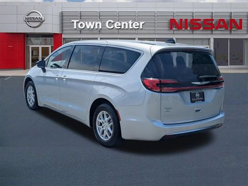 Used 2024 Chrysler Pacifica Touring-L FWD image 5