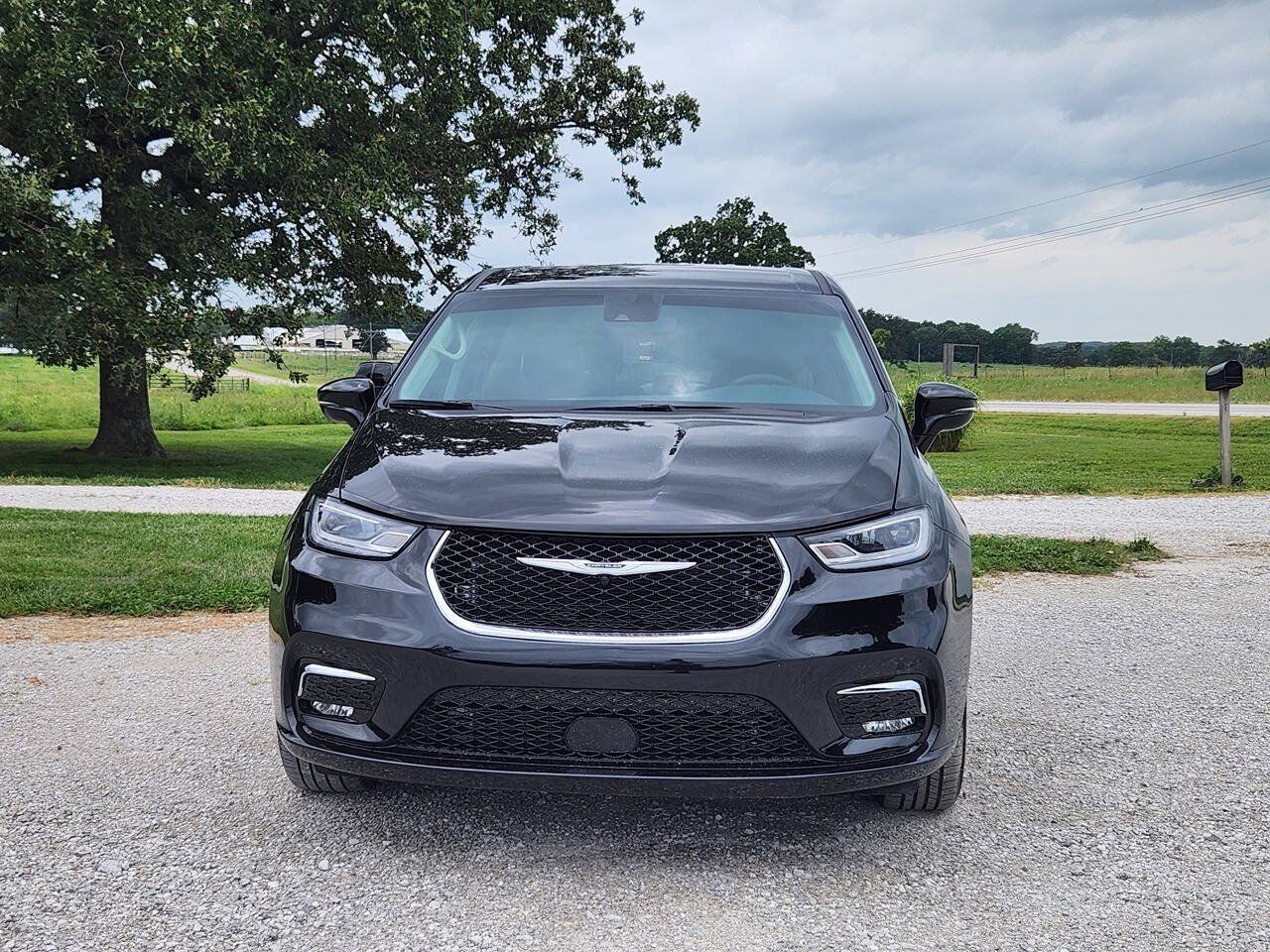 Used 2024 Chrysler Pacifica Touring-L AWD/4WD image 3