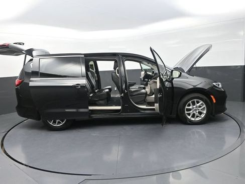 Used 2023 Chrysler Pacifica Touring-L FWD image 35