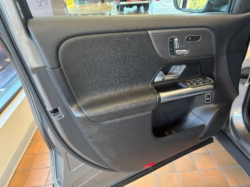 Used 2021 Mercedes-Benz GLA 250 4MATIC w/ Premium Package image 9