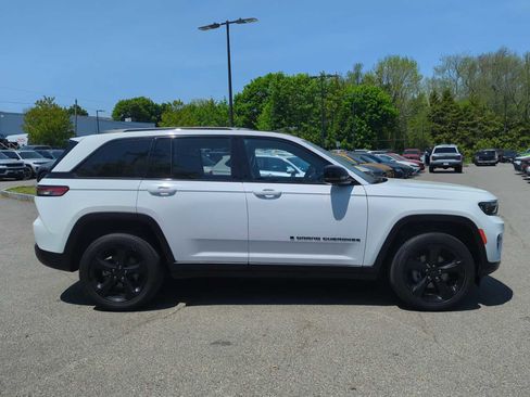 Used 2023 Jeep Grand Cherokee Altitude AWD/4WD image 7