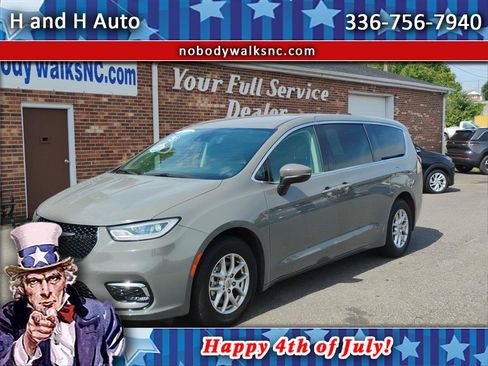 Used 2023 Chrysler Pacifica Touring-L FWD image 1