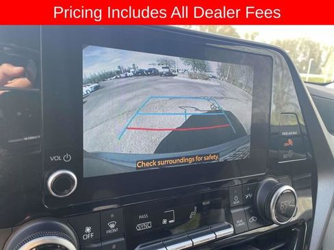 Used 2024 Toyota Highlander LE AWD/4WD image 29
