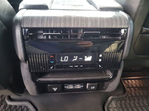 Used 2024 Jeep Wagoneer L Series II w/ Flexible Seating Group RWD image 18