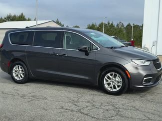 Used 2023 Chrysler Pacifica Touring-L FWD video 2