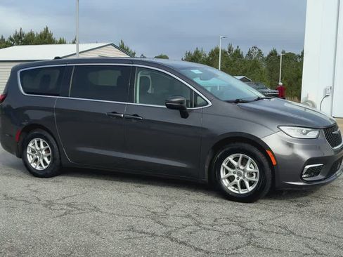 Used 2023 Chrysler Pacifica Touring-L FWD image 2