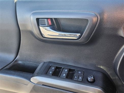 Used 2022 Toyota Tacoma TRD Off-Road image 28