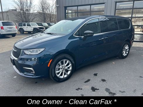 Used 2025 Chrysler Pacifica Select AWD/4WD image 9
