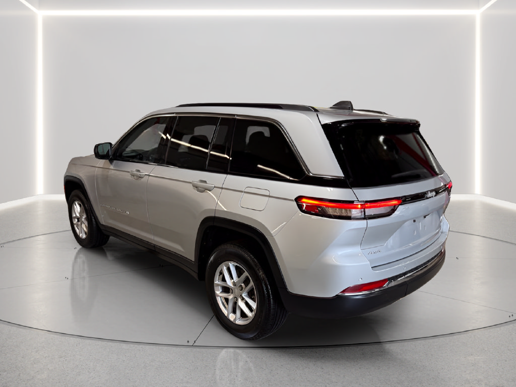 Certified 2025 Jeep Grand Cherokee Laredo X AWD/4WD image 3