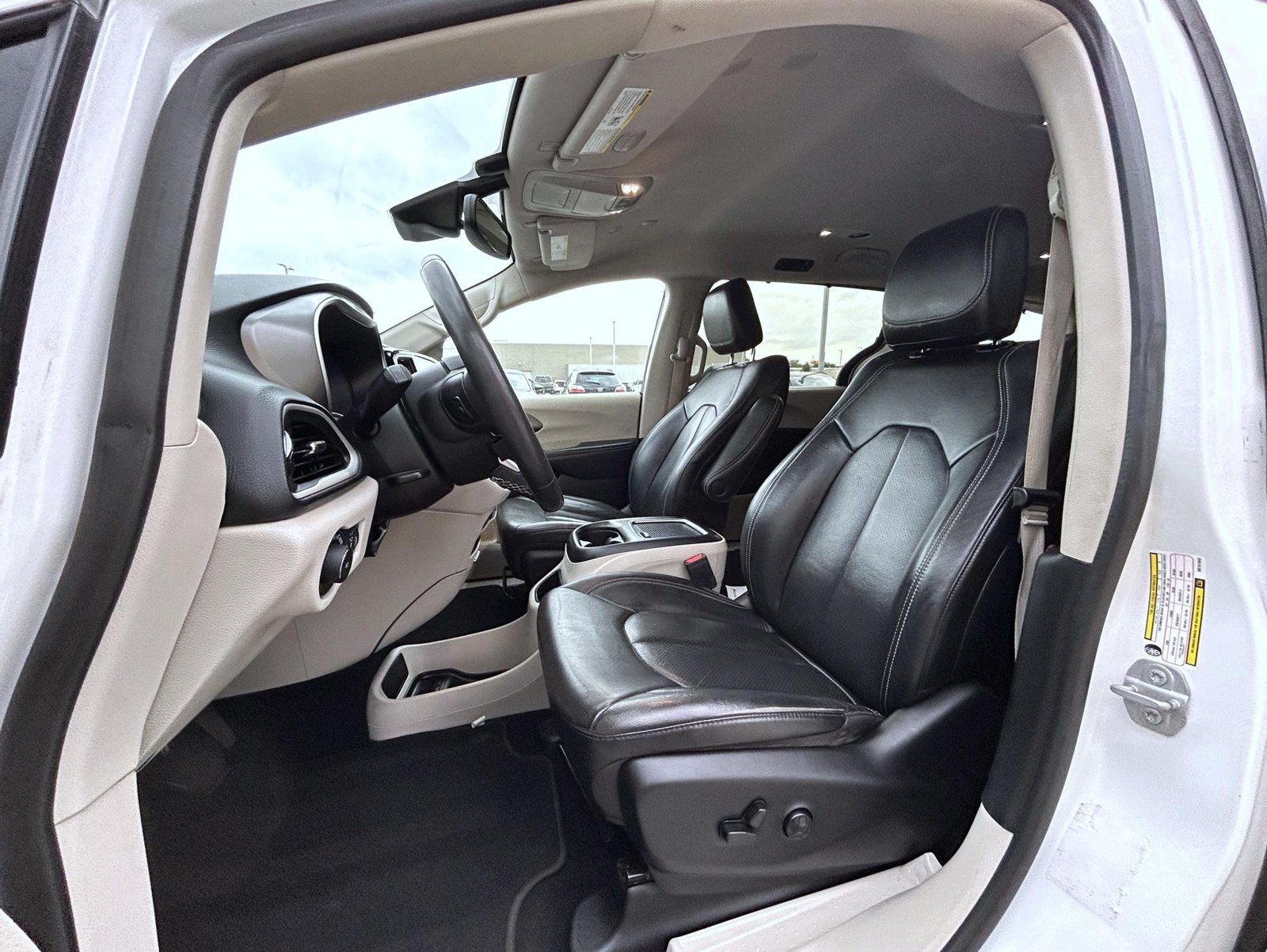 Used 2022 Chrysler Pacifica Touring-L FWD image 10