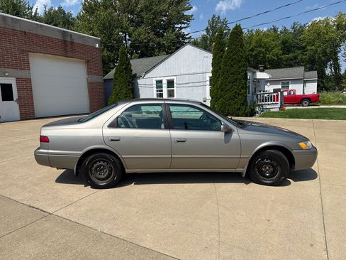 Used 1999 Toyota Camry LE FWD image 4