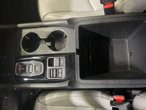 Used 2025 Honda Pilot Touring image 21