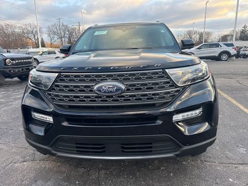 Used 2023 Ford Explorer XLT w/ Equipment Group 202A image 3