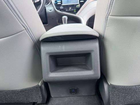 Used 2018 Toyota Camry SE w/ Moonroof Package FWD image 32