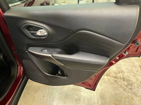 Used 2019 Jeep Cherokee Latitude w/ Popular Appearance Group FWD image 26