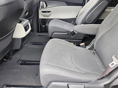 Used 2022 Kia Carnival LX image 17