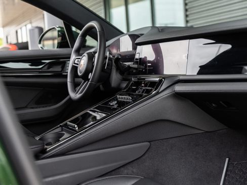 Used 2025 Porsche Panamera image 48