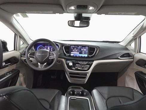 Used 2024 Chrysler Pacifica Touring-L image 6