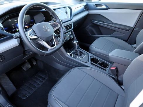 Used 2024 Volkswagen Taos SE image 3