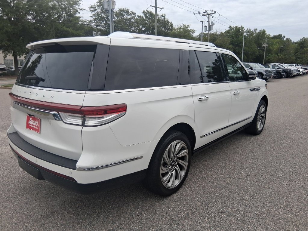 Used 2022 Lincoln Navigator L Reserve AWD/4WD image 5