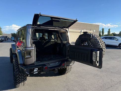 Used 2018 Jeep Wrangler Unlimited Sahara w/ Uconnect 4C Nav & Sound Group AWD/4WD image 13