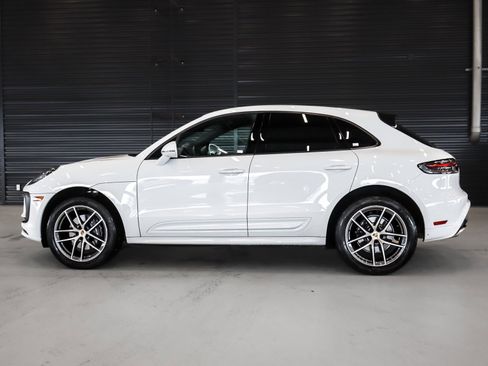Certified 2022 Porsche Macan image 2