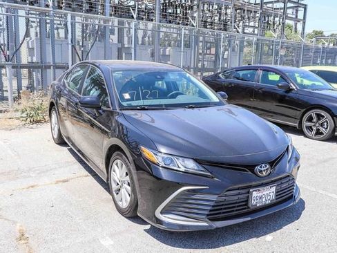 Used 2022 Toyota Camry LE w/ Carpet Mat Package (TMS) FWD image 2