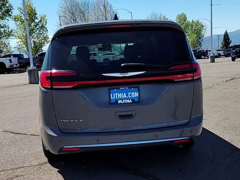 Used 2023 Chrysler Pacifica Touring-L FWD image 7