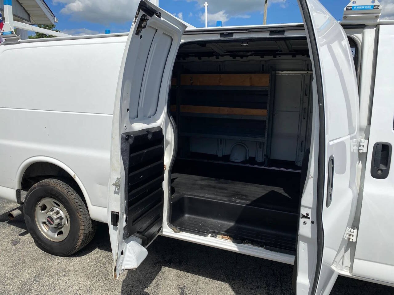 Used 2018 GMC Savana 2500 Extended RWD image 16