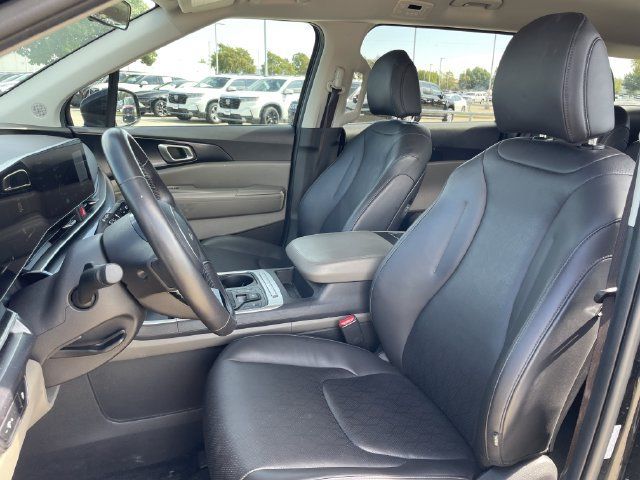 Used 2025 Kia Carnival FWD image 23