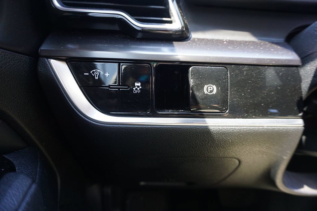 Used 2024 Kia Sportage EX FWD image 5